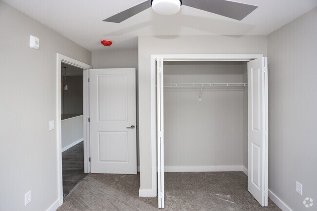 2BR, 2BA - 903 SF
