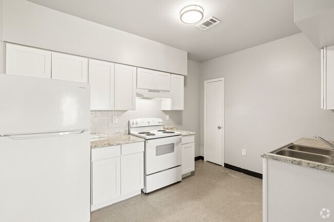 3BR, 1BA - 885SF - Kitchen - Oak Haven