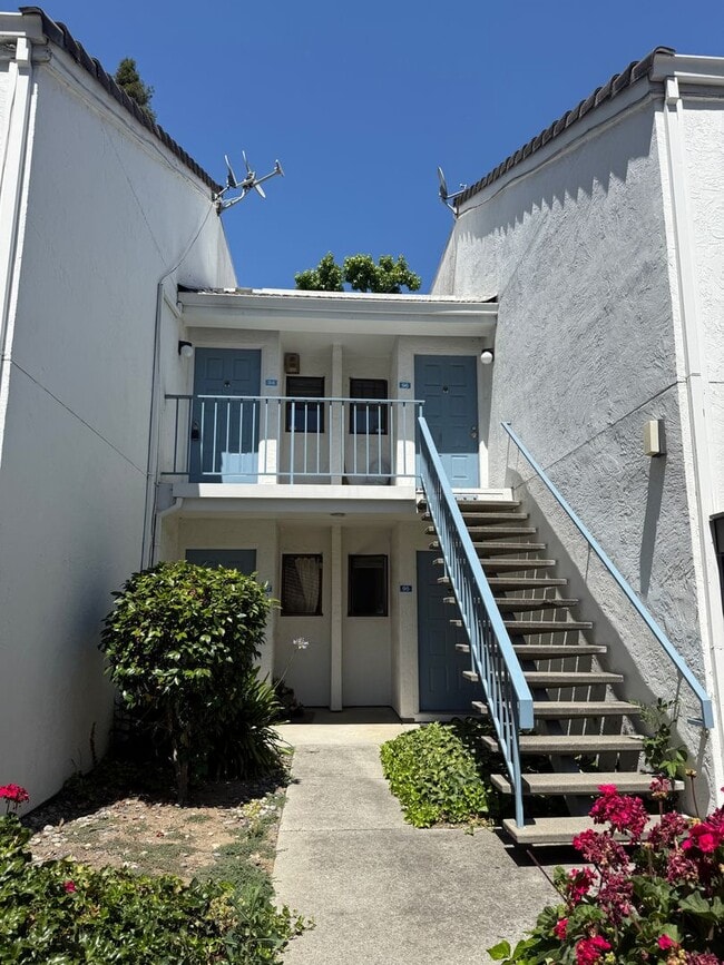SPACIOUS 2 BEDROOM, 2 BATHROOM UPSTAIRS UN... - SPACIOUS 2 BEDROOM, 2 BATHROOM UPSTAIRS UN... Condo Unit 94