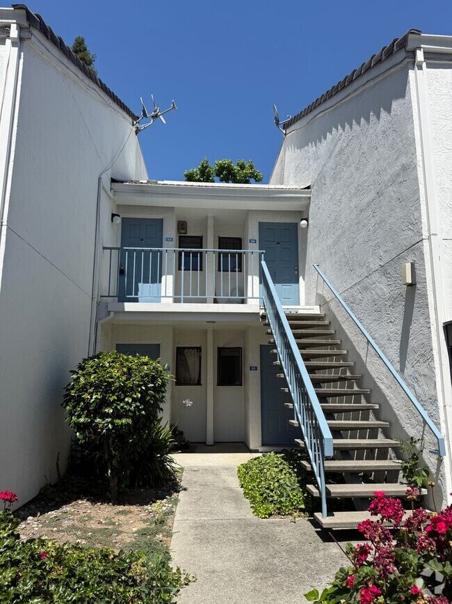 Building Photo - SPACIOUS 2 BEDROOM, 2 BATHROOM UPSTAIRS UN... Unit 94 Rental
