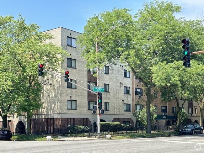 Building Photo - 6954 N Sheridan Rd Rental
