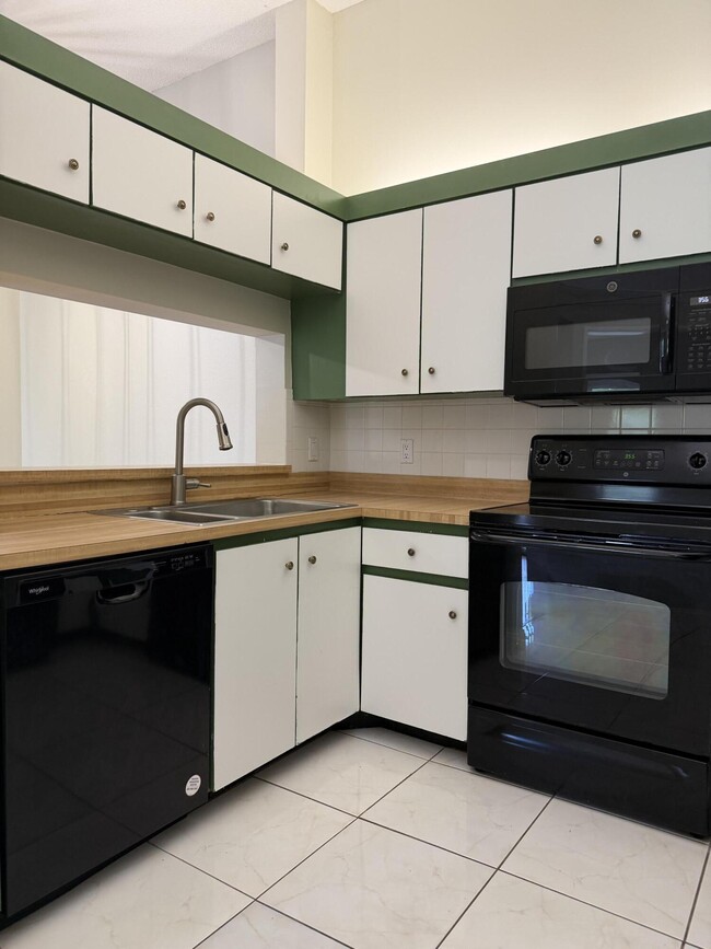 Photo - 13811 Oneida Dr Unidad H2