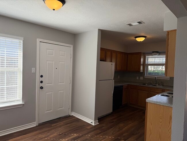 Photo - 1802 Sara Dr