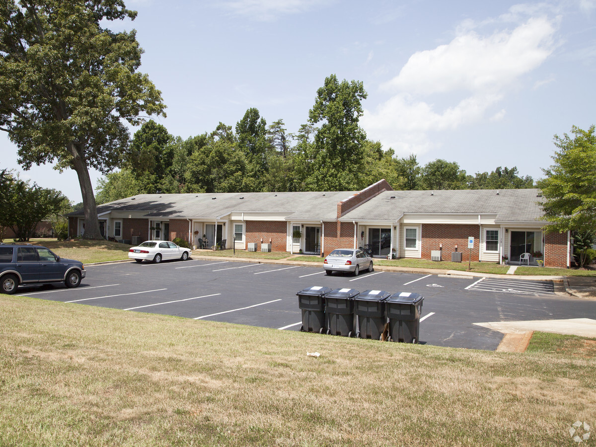 Westhampton Apartments - Westhampton Apartments