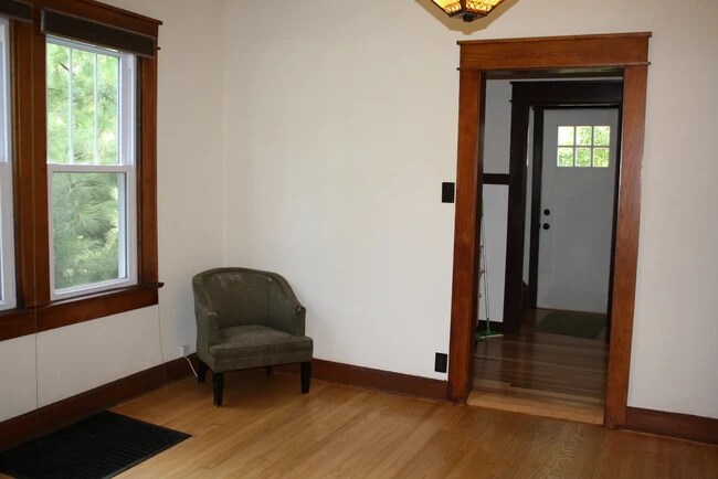 112 E Cottage Grove Ave