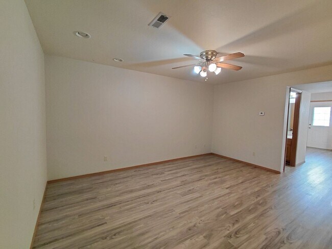 Building Photo - 24990 Scenic Dr Unit 24990 Scenic Dr. B