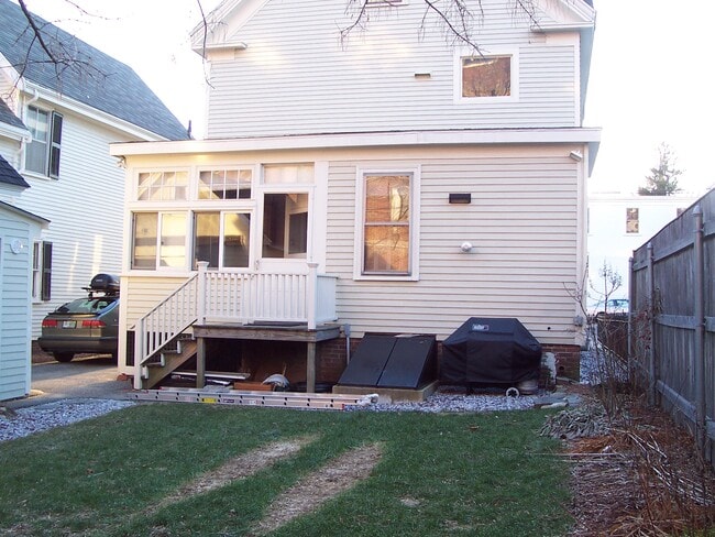 Building Photo - 19 Rogers St Unit downstairs