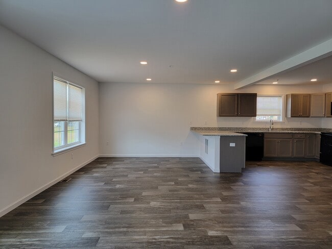 Photo - 122 Robert Cir