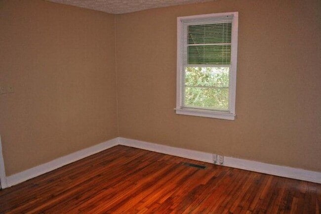 Photo - Adorable 3b/1b on Whitehall Road