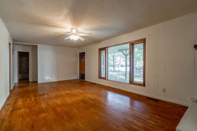 Photo - 4 Bedroom Home near UofA! Park-like yard! Lawn care included! Available for Fall semester!