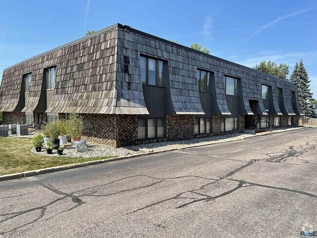 Building Photo - Cliffwood Apartments III Unit Apt 4