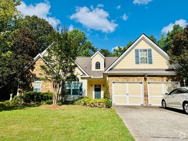 Building Photo - Stunning and spacious 3 bedroom/2 bath Rental
