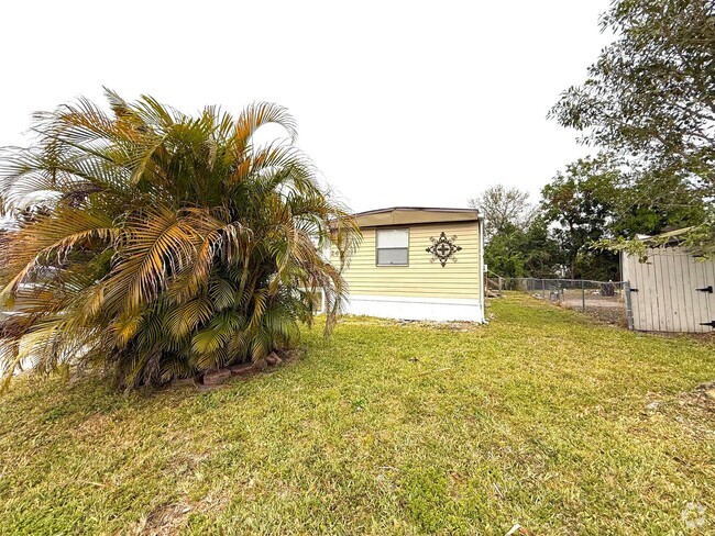 Building Photo - COZY 2/1 IN QUIET NEIGHBORHOOD Rental