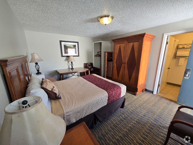 Building Photo - 346 W Kansas St Rental