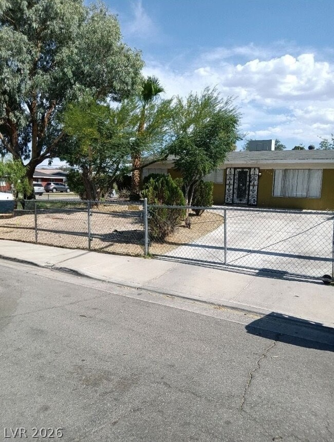 Building Photo - 4549 Oakdale Ave