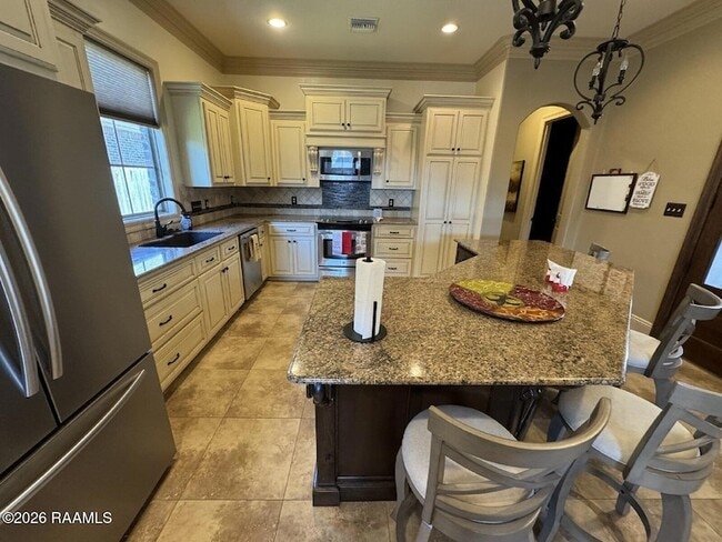 Photo - 330 Dunvegan Ct