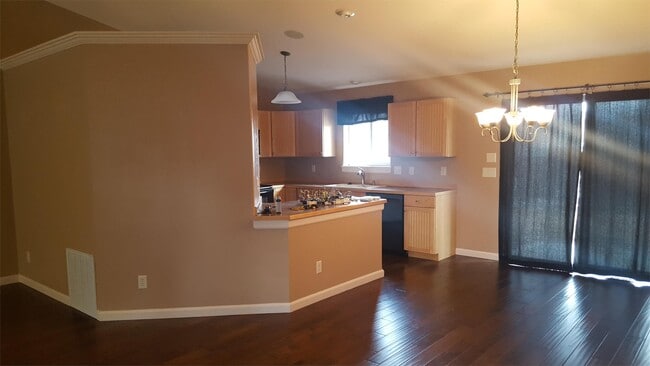 Photo - 902 Happy Ln