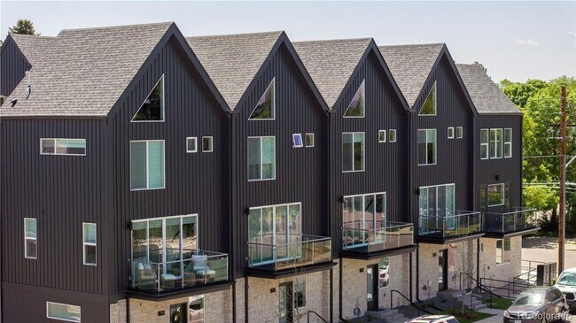 Building Photo - LUX 3BD, 2.5BA University Hills Townhome w...