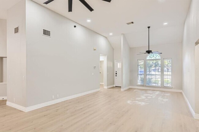 Photo - 201 Orchard Way