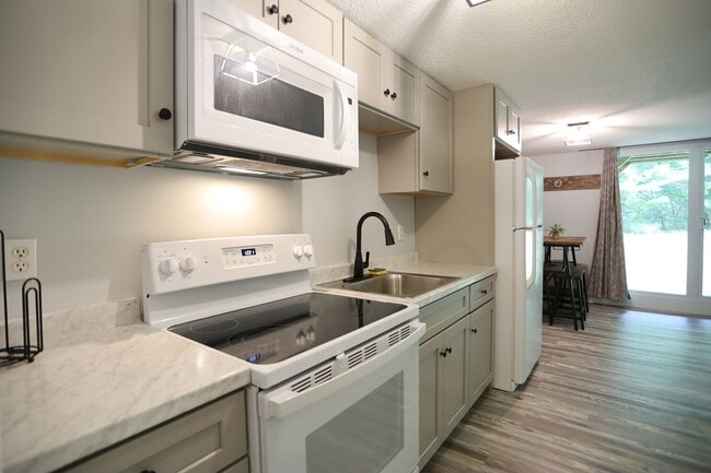 Building Photo - 841 Upper Mad River Rd Unit E5-B