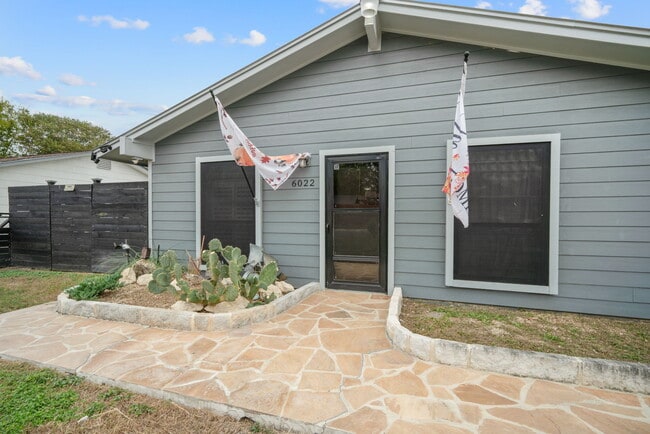 Charming 3-Bed Cottage with Fenced Yard & Carport in San Antonio – $1,350/mo