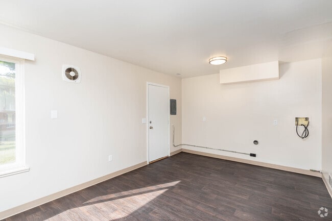 3BR,1BA -1,300SF - Laundry