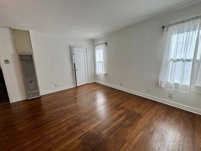 Photo - 2809-2821.5-28215 Rowena Ave Unit 2809