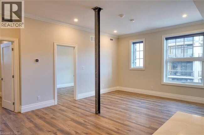 Photo - 100 Charlton Ave W Unité 303