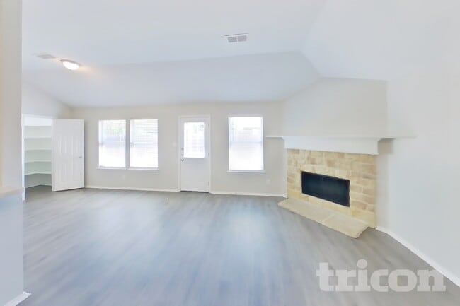 Photo - 1584 Sandhurst Dr