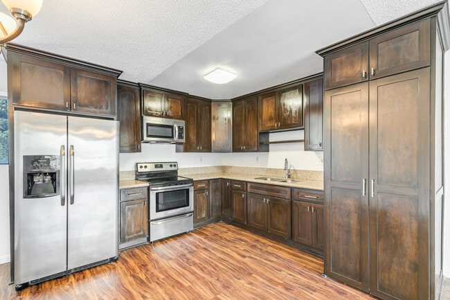 600 Almond Ave