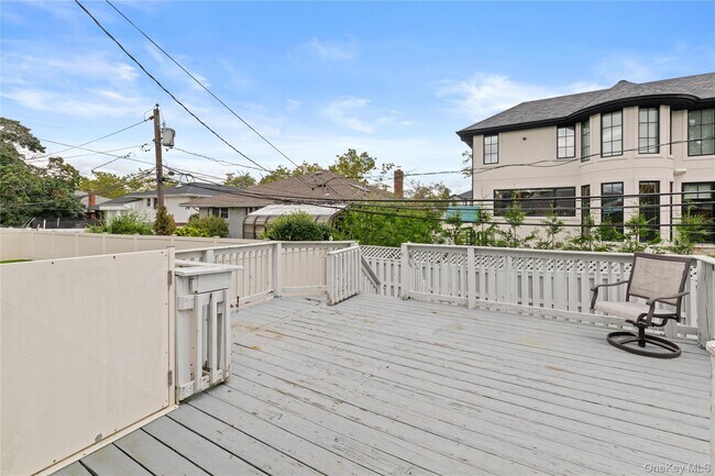 655 Diane Pl