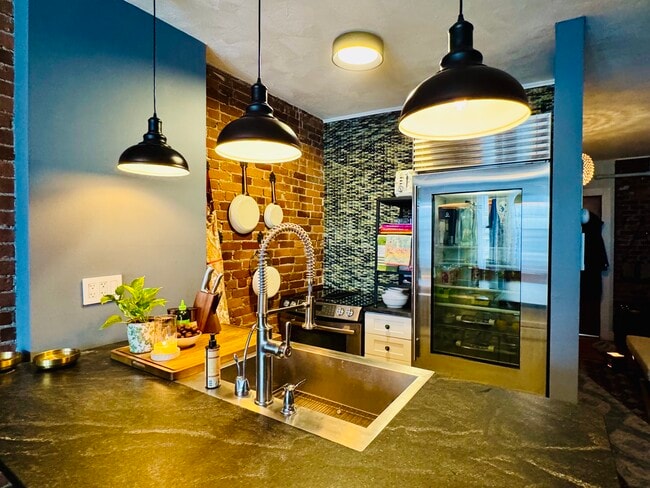 Building Photo - 265 Atwells Ave Unit 4