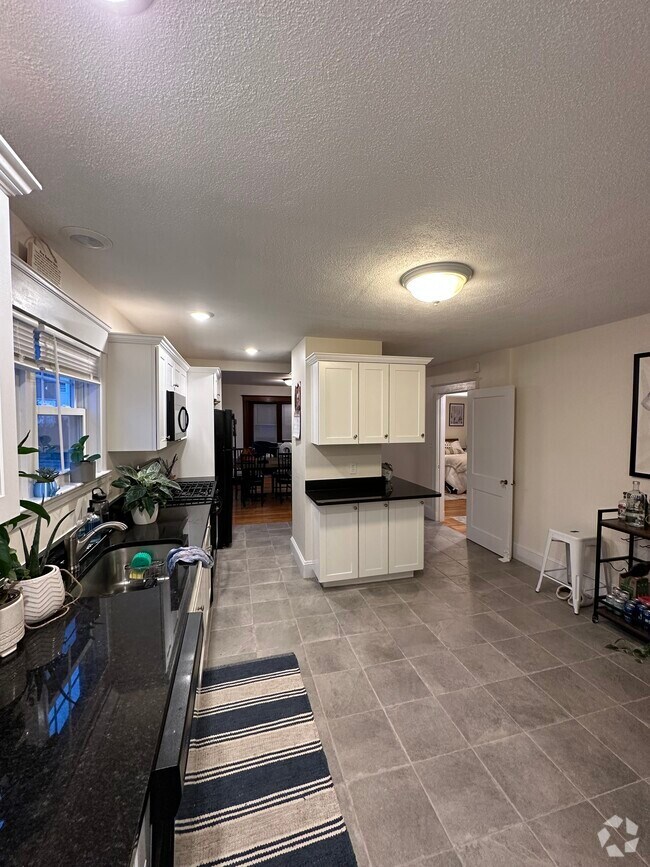 Building Photo - 54 Brooks St Unit 1 Rental