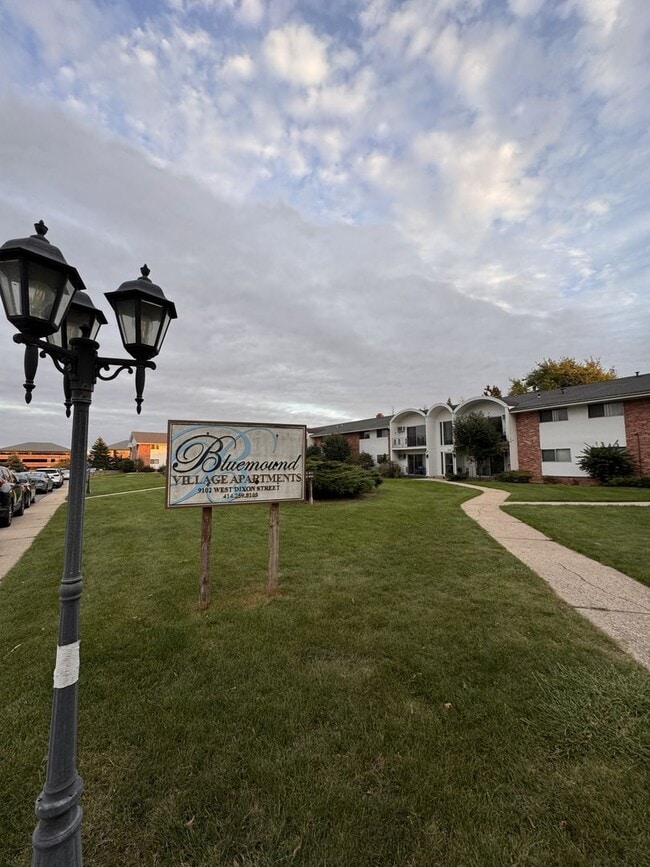 Building Photo - Spacious 2-Bedroom Apartment Unit 9112-202
