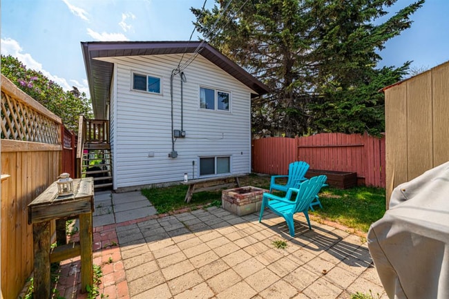 Photo - Spacious 2 Bed, 1 Bath Main Floor Home with Garage (IP638A)