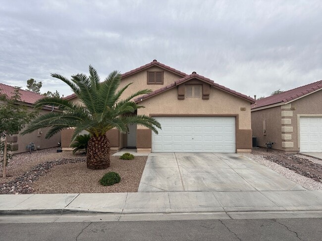 Building Photo - Spacious single story home w/3 beds, 2 bat...