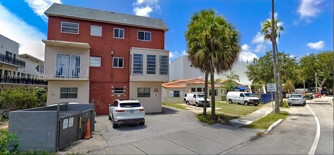 Building Photo - 5960 NE 5th Ct Unit 4