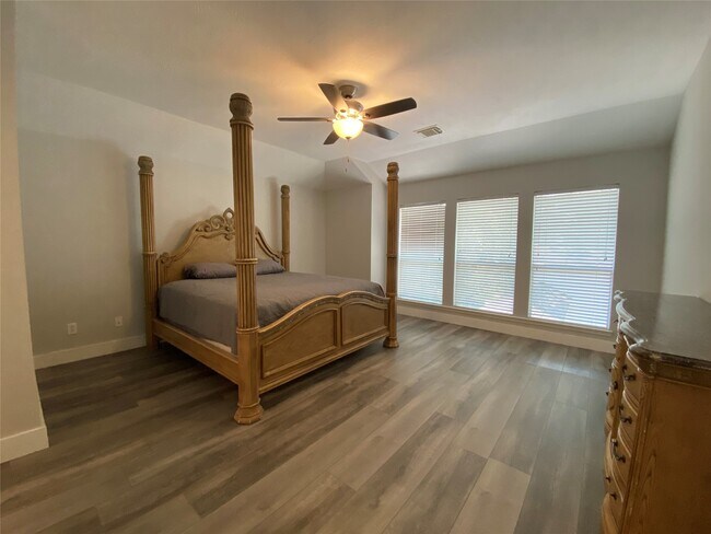 7 W Cottage Green