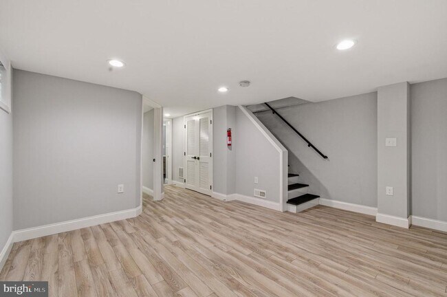 Photo - 1527 Morris Rd SE