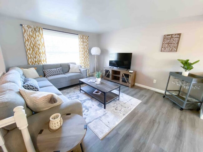 Building Photo - 11423-11425 5 Cedars Rd Rental
