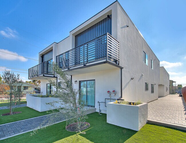 Photo - 9511 Baring Cross St Townhome