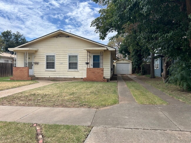Building Photo - Charm, Comfort and Convenience!