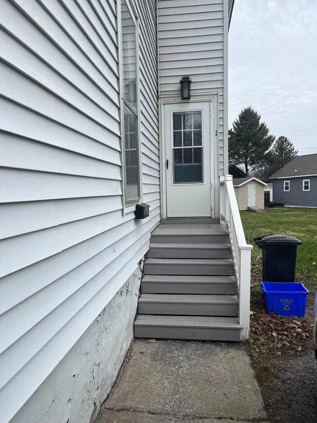 Apartment Entrance - 204 New Boston St Unidad 1