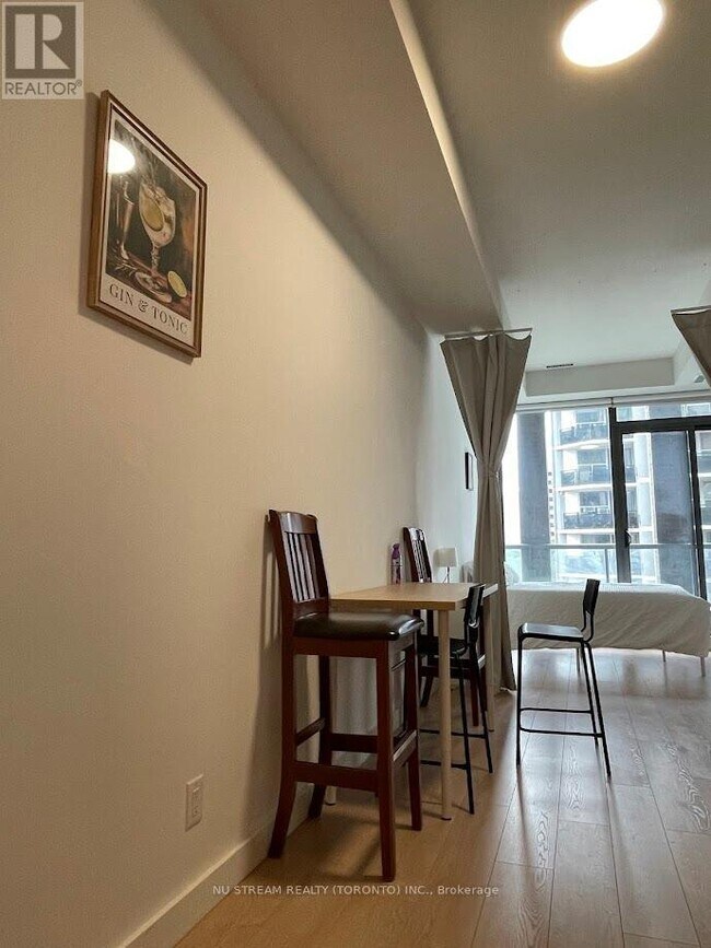 Photo - 81 Wellesley St E Unit 607