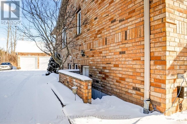 Photo - 20173 Bathurst St