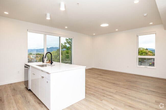 1BR, 1BA - A4/870 SF - Haymaker