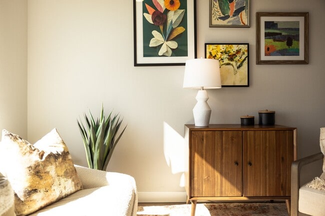 Photo - Noble Old Hampden