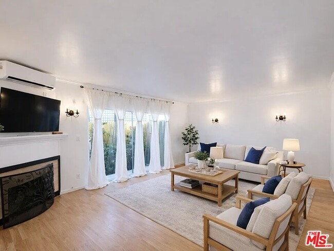 Building Photo - 1141 19th St Unit 5