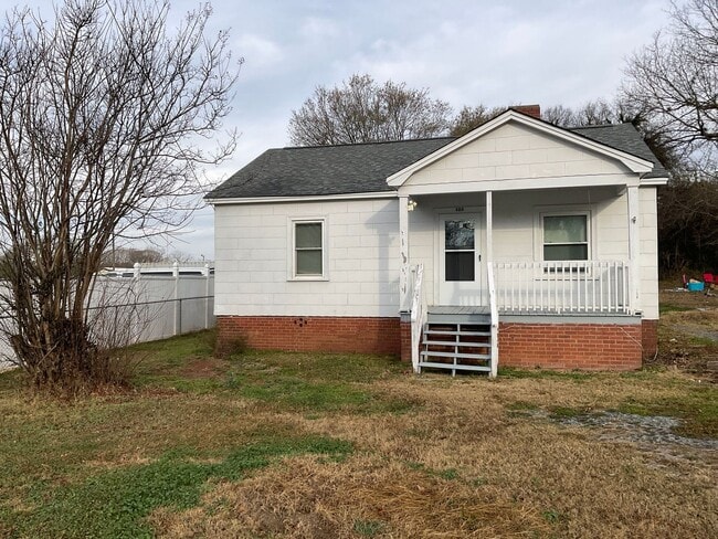 Building Photo - You will love this 2 bedroom/1 bath home in Gastonia.