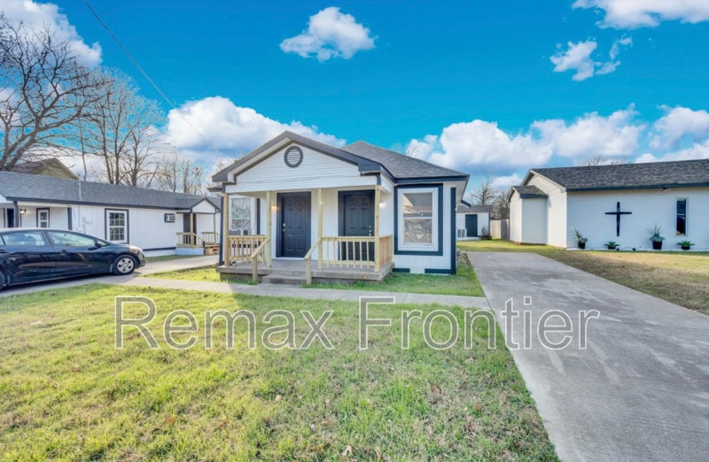 Photo - 412 E Avenue F